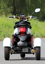 2014年型 アイミー125 ウェルバイク (リヤビュー)