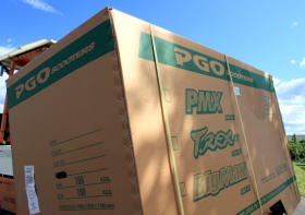 フォークリフトで荷降ろし